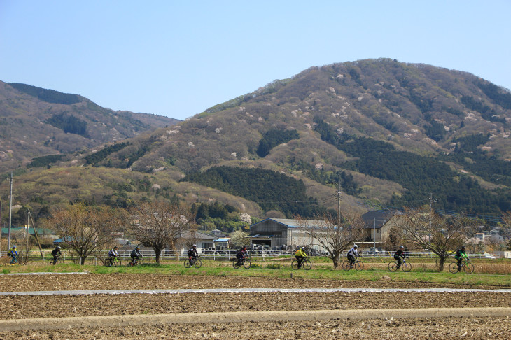 つくばの山々をバックに走っていく　スケール感が大きな景色が楽しめる