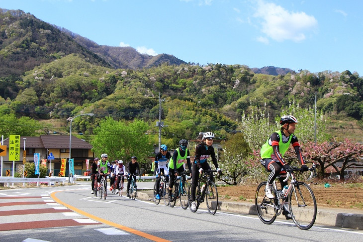 甲府盆地を取り囲む山裾に走るみやさか道