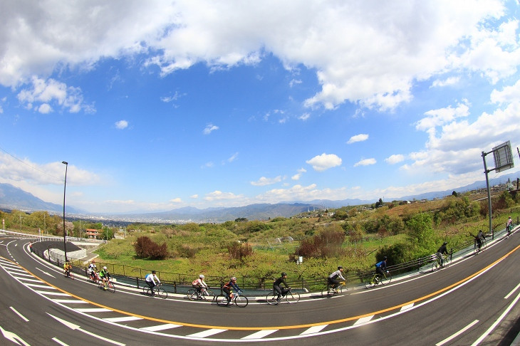 青い空に甲府の街並みが溶けていく大パノラマを味わいながら走っていく