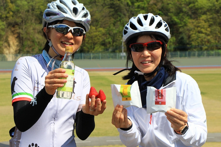境川自転車競技場のエイドでは揚げ餅とお酢、そしてイチゴが用意されていました