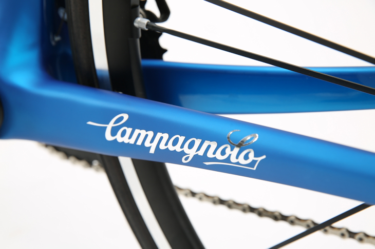 左チェーンステーに”Campagnolo”のロゴを配置