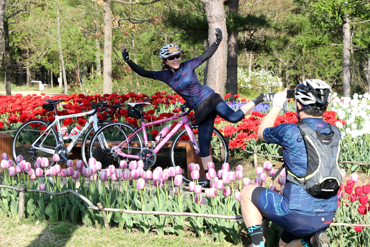 公園内は色とりどりのチューリップが咲いており記念撮影をする方も多い