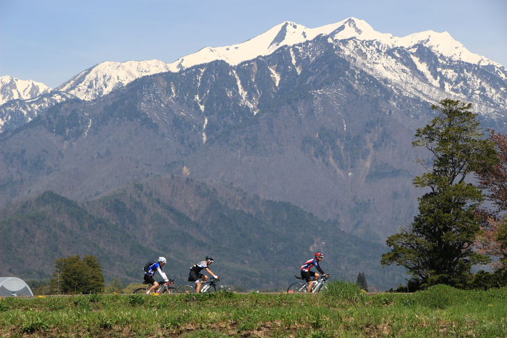 ついに現れた後立山連峰！ダイナミックで壮観だ。春の信州に訪れるのはこれがあるからと言っても過言ではないはずだ