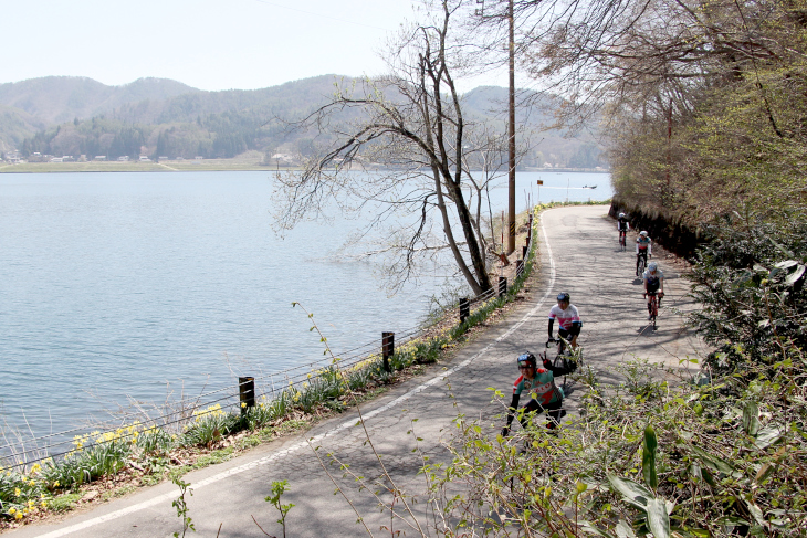 第3エイドをすぎると木崎湖の畔をのんびりと走行する