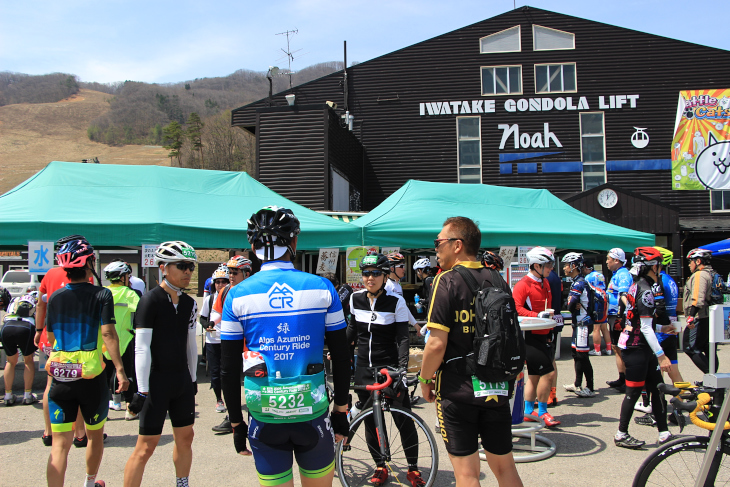 折り返し地点となる第4エイドは白馬岩岳スノーフィールドに構えられた