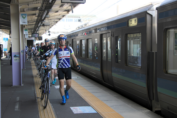 駅のホームに自転車を持ち込むのは新鮮な気分だ