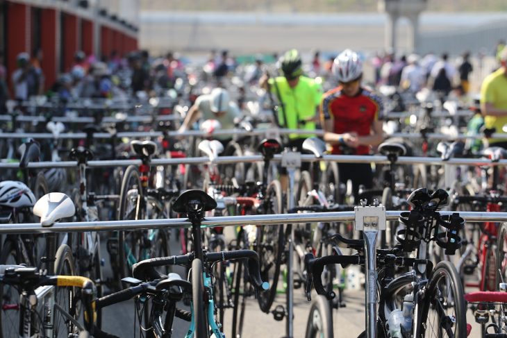 ピットエリアの自転車スタンドにはロードバイクがずらりと並んだ