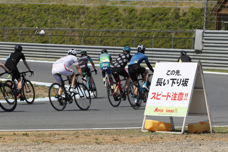 コース脇には各所に注意喚起の看板が設置されている