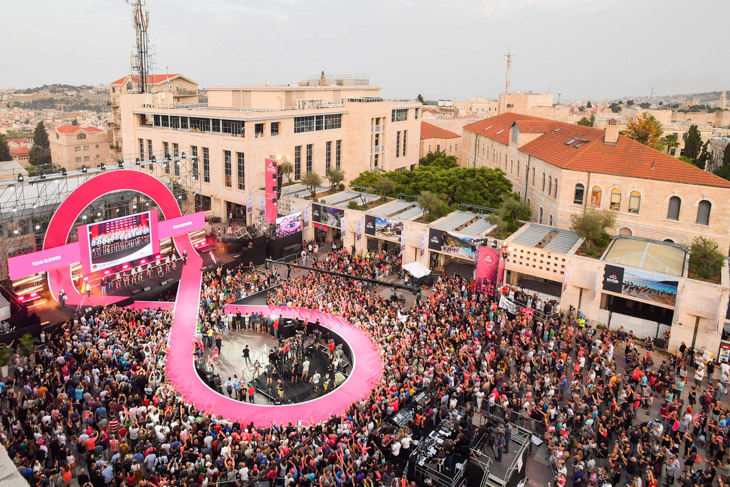 エルサレムのサフラ広場で行われたチームプレゼンテーション