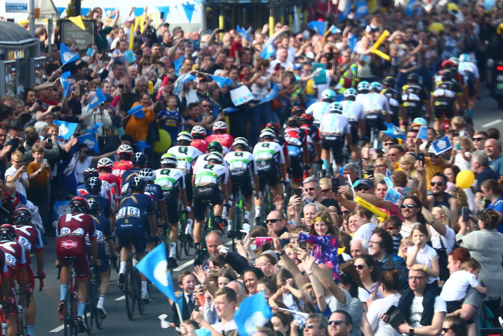 熱狂的な自転車ファンの多いヨークシャー地方を駆け抜ける。公式発表6万人の観客が沿道に詰めかけた