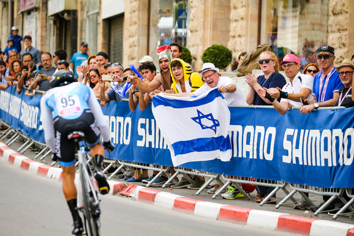 イスラエルサイクリングアカデミーの選手の登場に盛り上がる