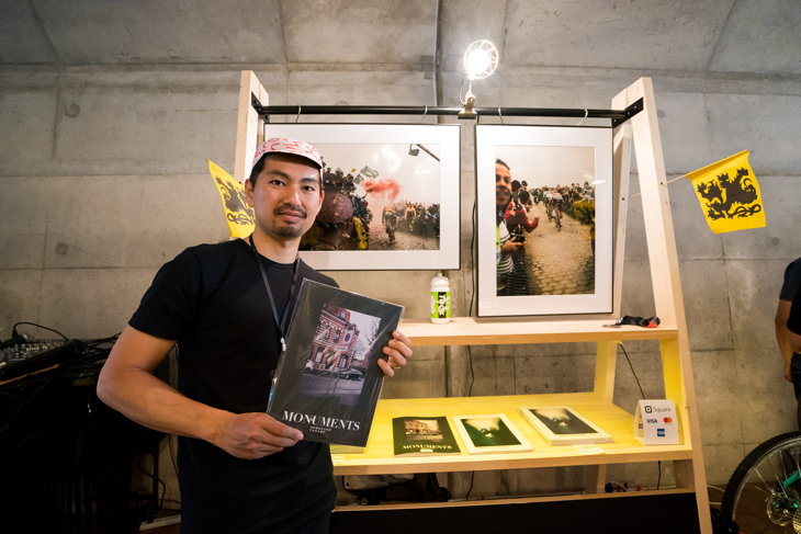 フォトグラファーのNBこと田辺信彦さんは、自らの写真集とパネルを販売