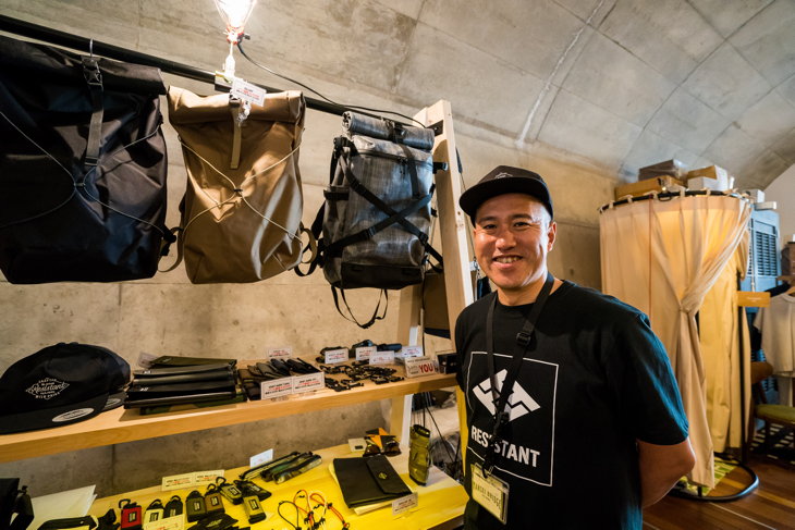 RESISTANTでは新作バックバック『ROGUE』(右端)を展示。代表の木村信一さんがその魅力をたっぷり教えてくれた