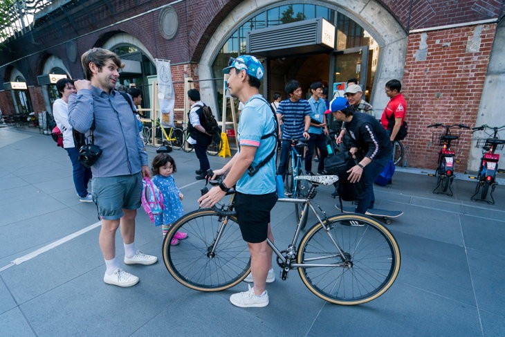 会場前の広場でも、自転車談義や即席の試乗会が繰り広げられていた