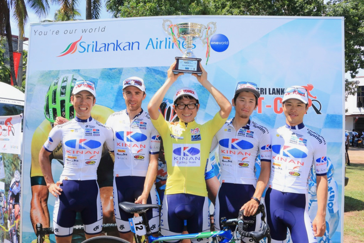 総合優勝を果たした中島康晴（KINAN Cycling Team）をチームメイトが囲む