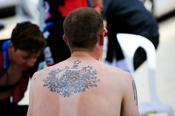 ローハン・デニス（オーストラリア、BMCレーシング）の背中にはオーストラリアの国章のタトゥーが入る