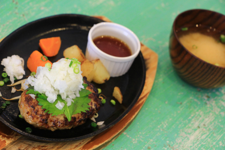 茨城名物の蓮根を食べて育った広原畜産の蓮根豚のハンバーグランチ