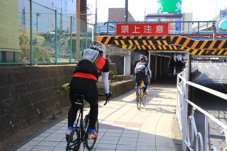 頭を打ちそうな地下通路、気をつけてくださいね