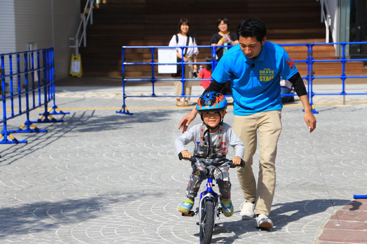 初めて補助輪無し自転車に挑戦！見事乗れるようになっていました