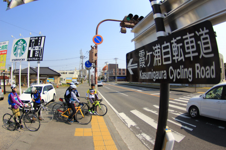 霞ケ浦自転車道の案内もすぐ現れる