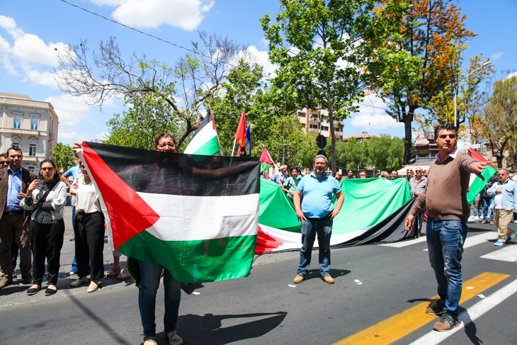 パレスチナの旗を持つデモ隊
