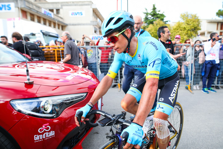 残り5kmの落車で43秒を失ったミゲルアンヘル・ロペス(コロンビア、アスタナ)