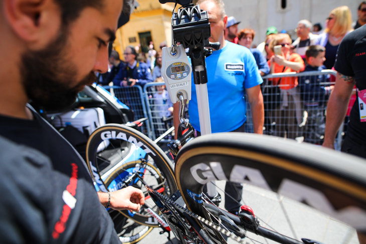 トム・デュムラン(オランダ、サンウェブ)のバイクは7.01kg
