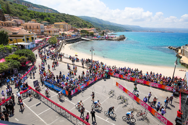 青い海と白い砂浜とジロ・デ・イタリア