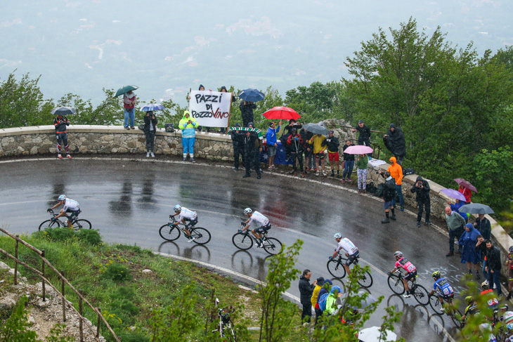 チームスカイを先頭に2級山岳モンテヴェルジネ・ディ・メルコリアーノを登る