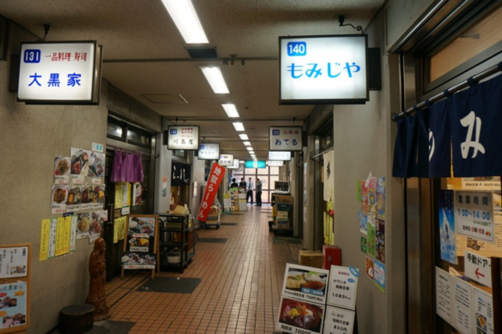 市場の中を覗いてみると、これまたイイ感じの食堂街を発見！ここは市場の食堂ということで閉店時間が早いのでご注意ください‼