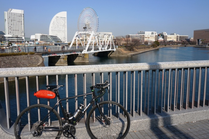 桜木町駅から赤レンガ倉庫に伸びる