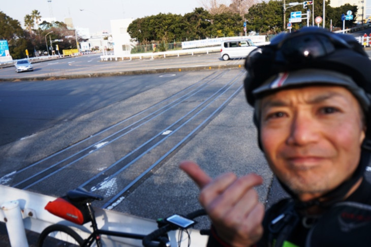 保存されている訳でも無さそうな、山下ふ頭入口の道路を横切る山下臨港線の線路跡。こういった発見が廃線探訪の醍醐味なのです！