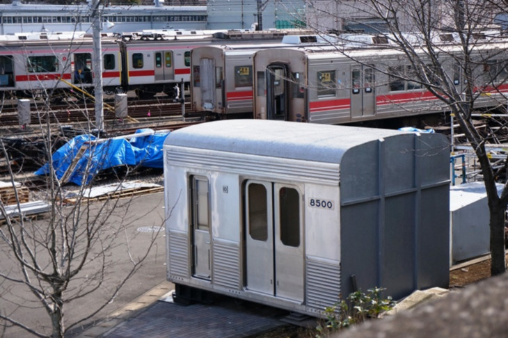 ちょっと寄り道した東急長津田車両工場では名車8500系のカットモデルを発見！しかしなぜか存在しない形式番号が付いています(汗)