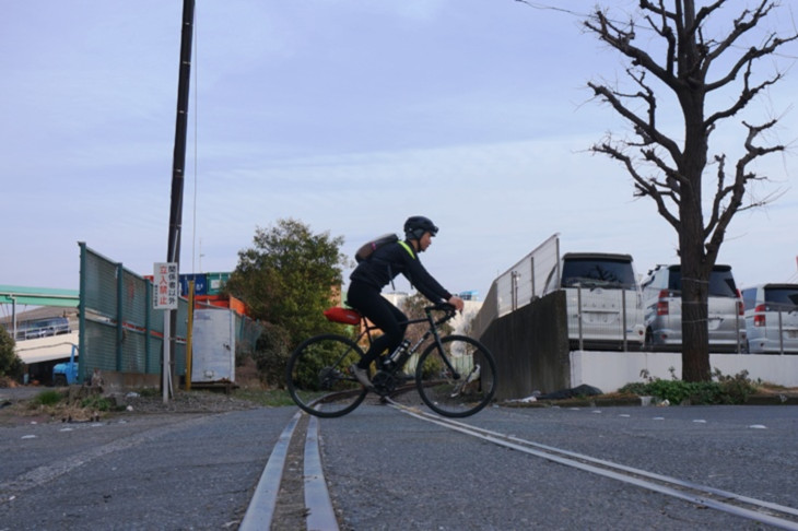 場末感がハンパないふ頭内でひとり廃線探索中！入り組んだ場所では自転車のフットワークの良さが光ります