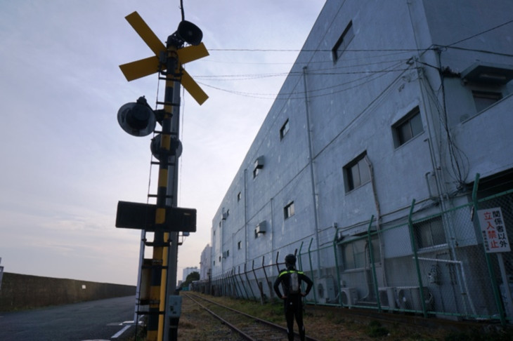 都会の廃線巡りもここが終着駅。この先は立ち入り禁止区域でしたが、埠頭の先に向かって線路はまだ伸びていました