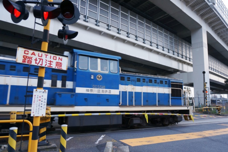 遠くに汽笛が聞こえた方向にダッシュしてみたところ、運よく神奈川臨海鉄道の貨物列車に遭遇！