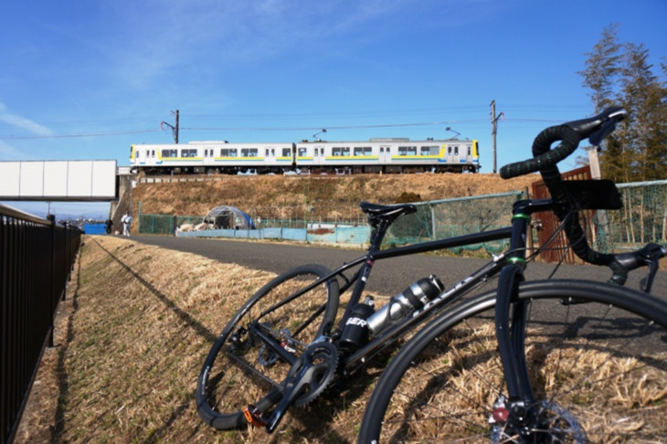 鶴見川支流の恩田川を横断する横浜高速鉄道・こどもの国線の電車。川沿いサイクリングロードは色々な鉄道が見られて楽しい(笑)