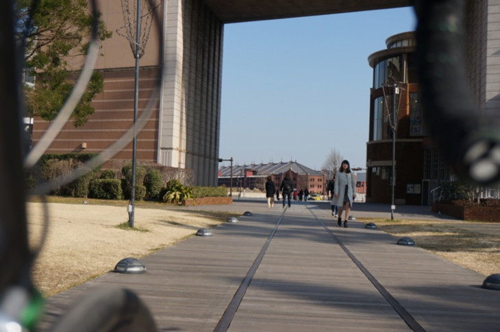 汽車道を進んで行くと、その先に赤レンガ倉庫が見えてきます。今も昔も変わらない景色に胸アツです(笑)