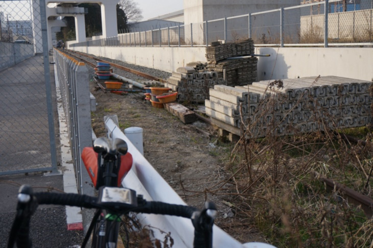 線路の整備は何の前触れもなく突然終わり、その先はふたたび錆びついた廃線区間が始まった