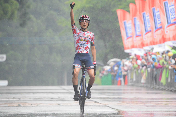 残り3kmを逃げ切って単独でフィニッシュラインを超える増田成幸（宇都宮ブリッツェン）