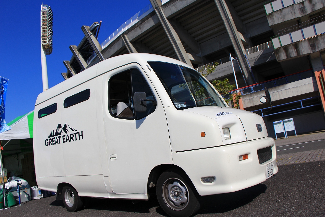 フェリーに乗って遠路はるばるやってきたグレイトアースカー　日産のアトラスロコというレア車なんだとか。　確かに見慣れない車で、国産車とは思えないデザイン