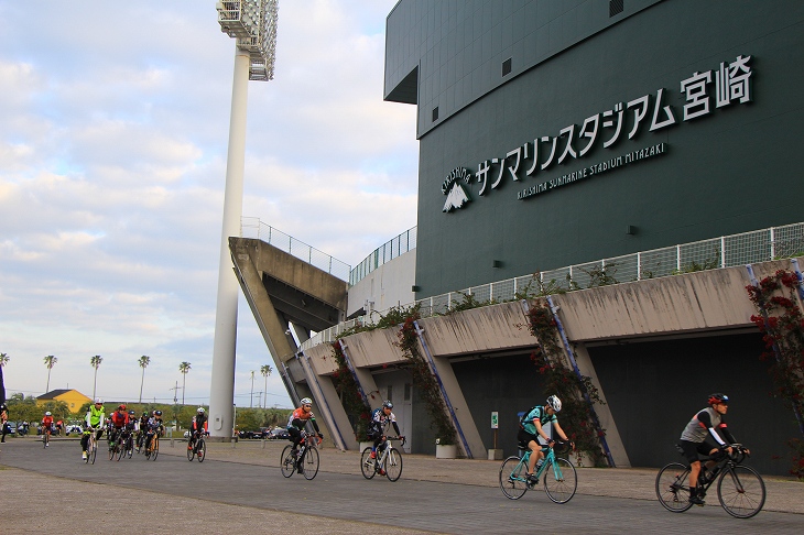 サンマリンスタジアムの外周を走っていきます