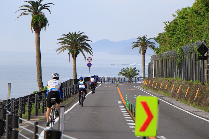 海に向かって飛び込むようなダウンヒルへ