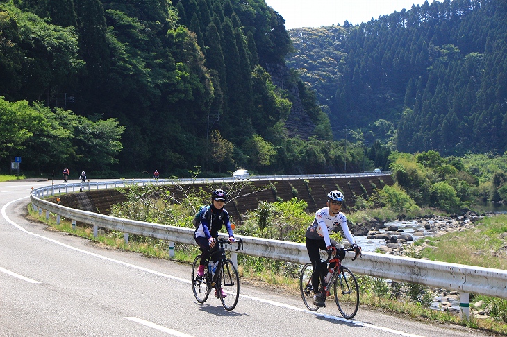 川沿いルートをのんびり走っていきます