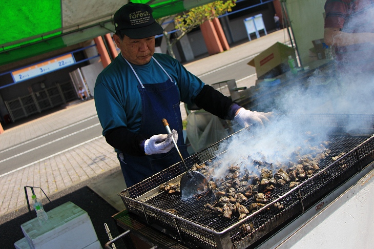 豪快に地鶏が焼き上げられていきます