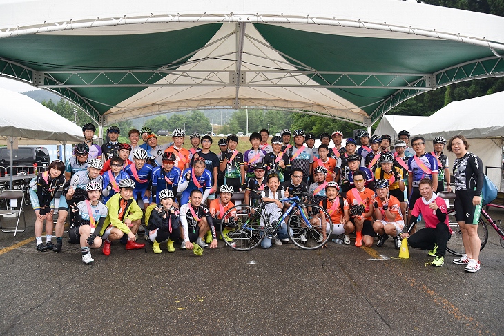 約100人ほどの地元サイクリストが、ボランティアとして参加。