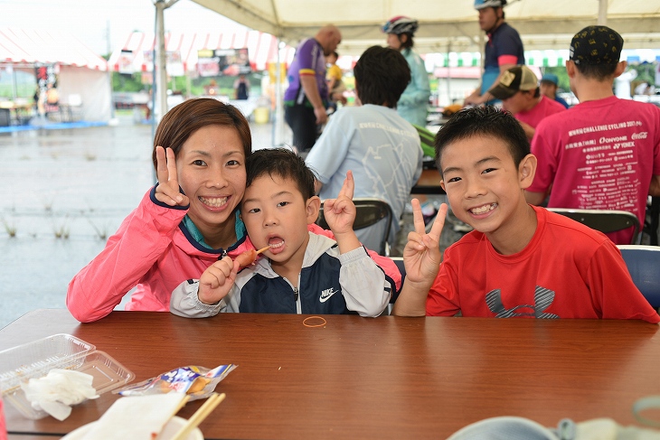 親子でゴール後に、おもてなしを堪能