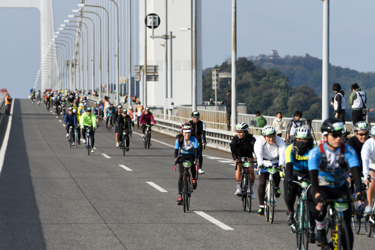 広い高速道路でのびのびとサイクリングを楽しもう