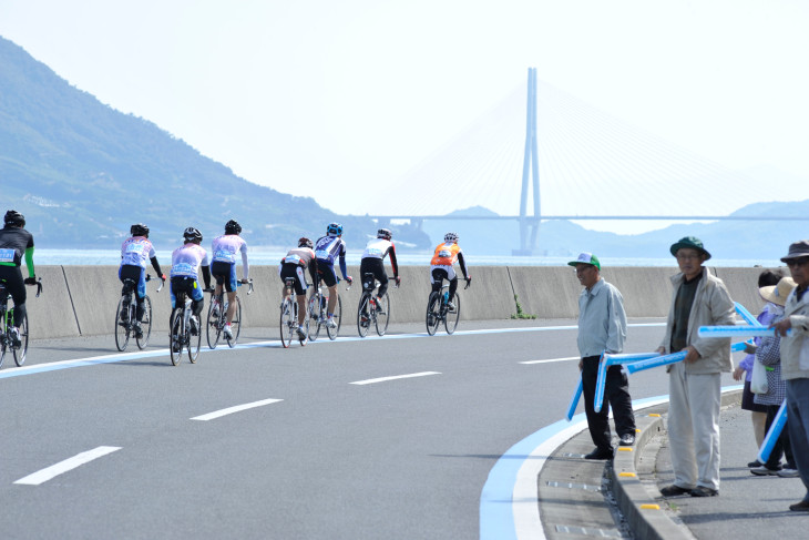 島と橋と海というしまなみの絶景を楽しみながら極上なライドを楽しめる