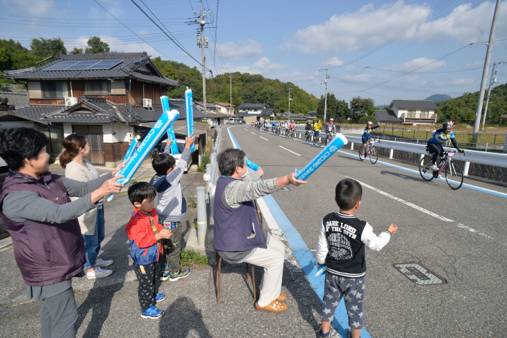 沿道では島の人々が家族総出で応援してくれる